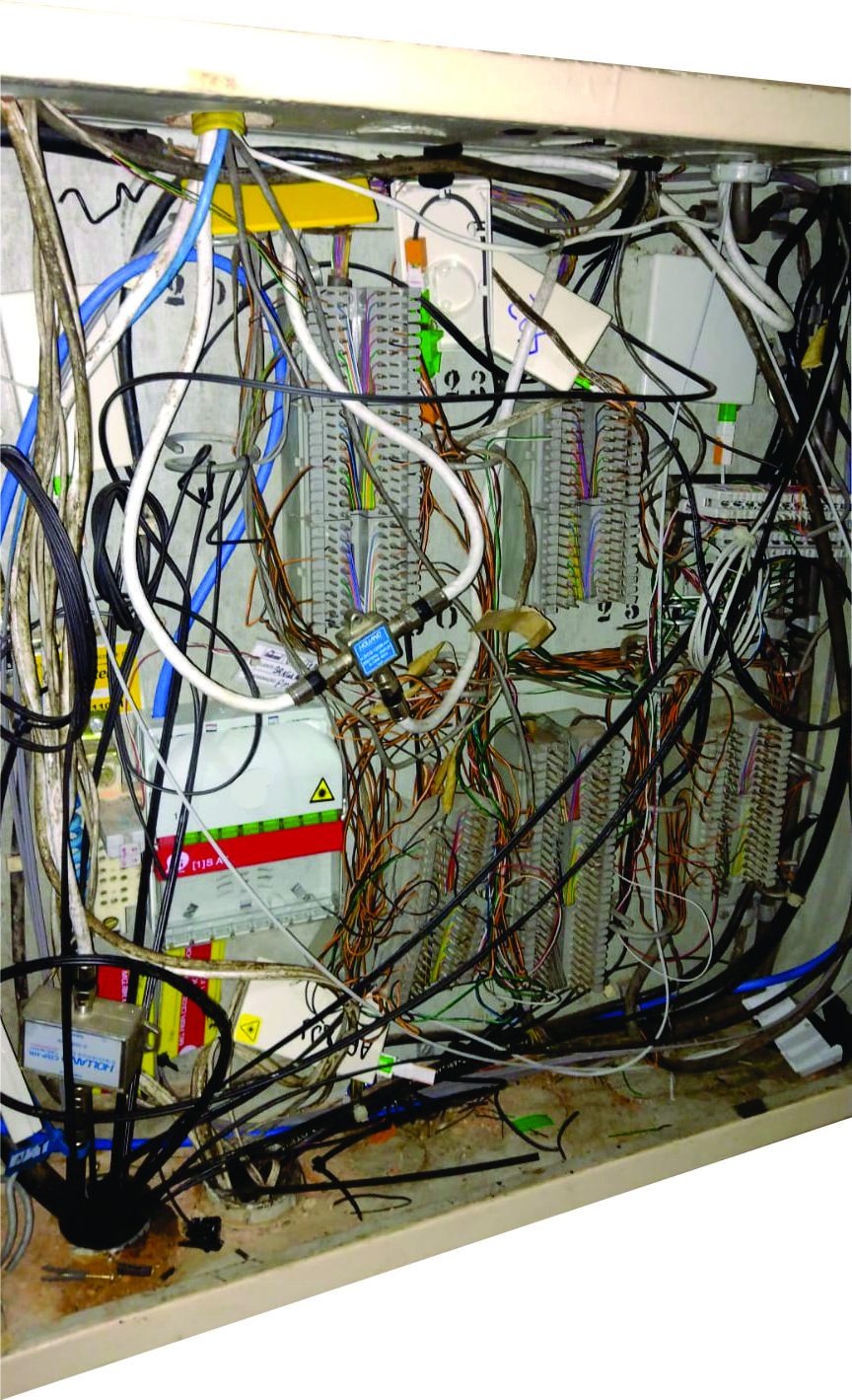 Instalações improvisadas e cabeamento desorganizado em condomínio